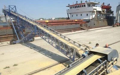 Какими нормативными требованиями руководствоваться для основания необходимости ограждения ленточного конвейера для приема зерна?